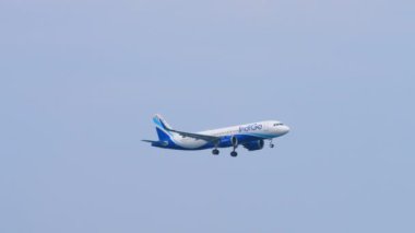 PHUKET, THAILAND - 28 HAZİRAN 2023: Carrier Airbus A320, VT-IST Indigo, Phuket havaalanına iniş yapmak üzere. Uçak uçuşu. Beneklenme