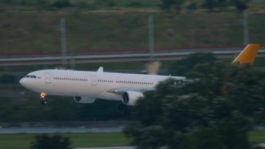 SOCHI, RUSSIA - 02 Ağustos 2022: Jet uçağı Airbus A330, RA-73684 I-Fly iniş yapmak üzere. Yolcu uçağı Sochi havaalanına iniyor. Uçan bir uçağın görüntüsü