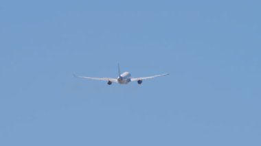 NOVOSIBIRSK, RUSYA FEDERASYONU - 27 Nisan 2024: I-Fly 'ın Airbus A330' u havalandı. Yolcu uçağı kalkıyor. Seyahat konsepti. Uçak gökyüzüne yükseliyor, iniş takımları açılıyor.