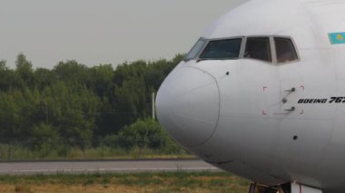ALMATY, KAZAKHSTAN - 27 Haziran 2024: Vuruldu, Boeing 767, Sunday Airlines 'ın UP-B6703 uçakları Almaty havaalanında taksicilik yapıyor. Uçak geliyor. Seyahat kavramı