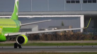 NOVOSIBIRSK, RUSSIAN FEDERATION - 17 Haziran 2020: Carrier Embraer E170, S7 Airlines 'ın VQ-BYB' si Tolmachevo Havaalanı, Novosibirsk. Taksideki bir uçak. Beneklenme