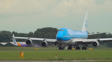 AMSTERDAM, NETHERLANDS - 24 Temmuz 2017: yavaş çekim, Amsterdam, Schiphol Havaalanı 'nda kalkış için KLM hızının Boeing 747' si. Jumbo jet kalkışı