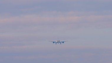 Kimliği belirsiz yolcu uçağı inişe geçiyor. Gökyüzünde bir uçak, ön manzara
