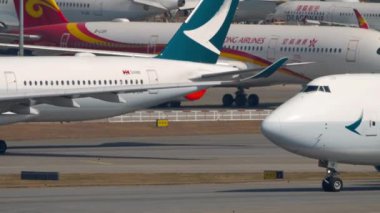 HONG KONG - 10 Kasım 2019: Jumbo jet Boeing 747, Cathay Pacific Kargo 'nun B-LIB taksisi Chek Kap Kok Havalimanı, Hong Kong HKG, yan görüş. Kargo büyük bir uçak kalkışı.