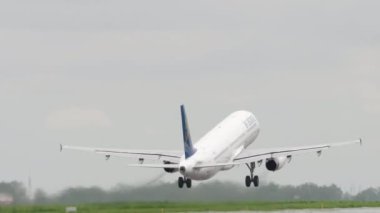 ALMATY, KAZAKHSTAN - 12 Mayıs 2024: Yolcu uçağı Airbus A321, Air Astana 'nın EI-KDA' sı Almaty havaalanından kalkış, yan görüş. Seyahat kavramı