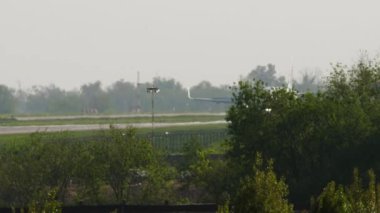 ALMATY, KAZAKHSTAN - 10 Mayıs 2024: Katar Havayolları Airbus A320 Almaty havaalanına iniyor. Uçak geliyor, spoiler hazır. Seyahat konsepti. Beneklenme