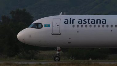 ALMATY, KAZAKHSTAN - 24 Haziran 2024: Airbus 321neo, Air Astana EI-KGF Almaty havaalanı pistinde, yan görüş. Uçuş kalkışı