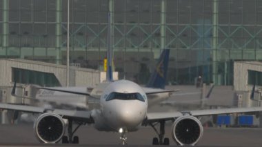 ALMATY, KAZAKHSTAN - 27 Haziran 2024: Airbus A321, Air Astana EI-KDG Almaty havaalanında taksicilik, ön görüş. Taksideki bir uçak. Seyahat kavramı