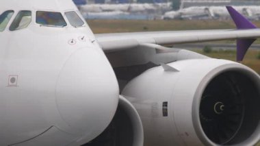 FRANKFURT AM MAIN, ALMANY - 20 Temmuz 2017: Airbus A380 kokpitine yakın çekim, dışarıda. Frankfurt Havaalanı 'ndaki Tayland Havayolları' nın geniş gövdeli yolcu uçağı..