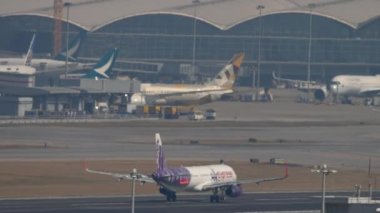 HONG KONG - 10 Kasım 2019 Airbus A321, Hong Kong havaalanından B-LEK ekspres kalkış. Yolcu uçağı kalkıyor