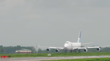 ALMATY, KAZAKHSTAN - 11 Mayıs 2024: Jumbo jet Boeing 747, ASL Havayolları taksicilik OE-IFD. Taksiyoldaki ya da pistteki büyük uçak, uzak ihtimal.