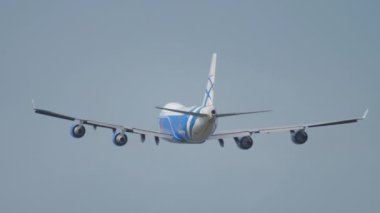 AMSTERDAM, NETHERLANDS - 24 Temmuz 2017: Jumbo jet Boeing 747, AirBridgeCargo 'nun VP-BIK uçağı Amsterdam, Schiphol Havaalanı' ndan kalkıyor. Şasiyi geri çekiyorum.