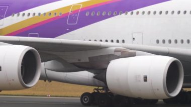 FRANKFURT AM MAIN, ALMANY - 20 Temmuz 2017: Frankfurt Havaalanı 'ndaki Tayland Havayolları' nın geniş gövdeli yolcu uçağı Airbus A380. Uçak taksisi, yan görüş. Seyahat kutsaması