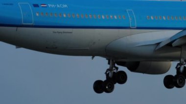 AMSTERDAM, NETHERLANDS - 25 Temmuz 2017: Airbus A330-203, PH-AOM KLM Frankfurt am Main Airport, yan görüş