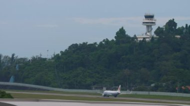 PHUKET, THAILAND - 28 Kasım 2019: Phuket havaalanında taksicilik yapan Air China uçağı. Seyahat kavramı.