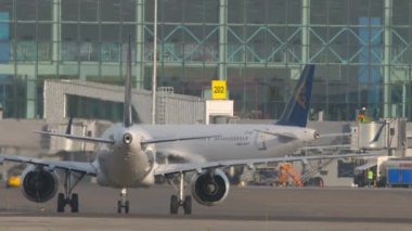ALMATY, KAZAKHSTAN - 27 Haziran 2024: Airbus A321neo, Air Astana EI-KGH Almaty havaalanında taksicilik, arka görüş