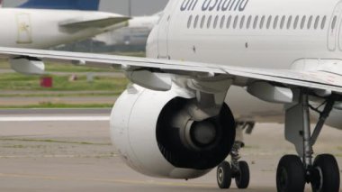 ALMATY, KAZAKHSTAN - 11 Mayıs 2024: Aircraft Airbus A321neo, EI-KGH Air Astana havaalanı pistinde. Seyahat kavramı