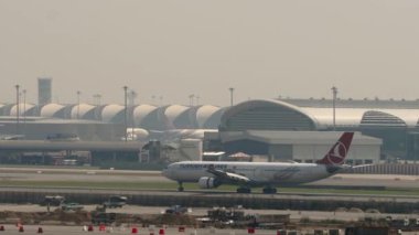 BANGKOK, THAILAND - Mart 01, 2023: Geniş gövdeli Airbus A330, Suvarnabhumi Havaalanı 'na inen Türk Havayolları TC-JOI, yan görüş. Uçak geliyor, fren yapıyor. Spoiler hazır..