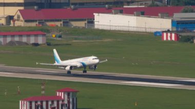 SOCHI, RUSSIA - 31 Temmuz 2022: Yolcu uçağı Airbus A321, RA-73310 Yamal Havayolları iniş ve iniş pisti, Sochi Havaalanı 'nda fren yapıyor. Uçak geliyor.