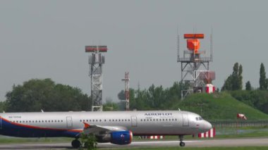 ALMATY, KAZAKHSTAN - 10 Mayıs 2024: Aeroflot Airbus A321, Almaty havaalanında taksicilik, yan görüş. - Uçak taksideydi. Seyahat kavramı