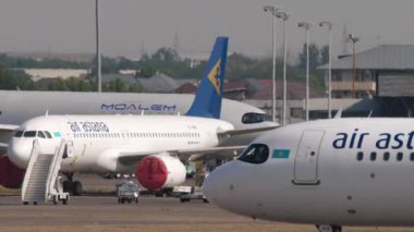 ALMATY, KAZAKHSTAN - 25 Haziran 2024: Airbus A321, Air Astana 'dan EI-KGB Almaty havaalanında taksicilik yapıyor. Seyahat kavramı