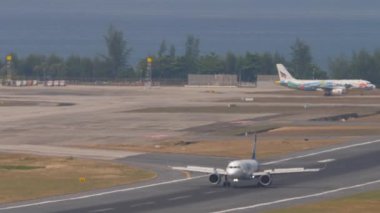 PHUKET, THAILAND - 13 Şubat 2023: Carrier Airbus A320, Phuket havaalanına indikten sonra VT-WGI. Jet uçağı yolcu uçağı geliyor. Turizm ve seyahat kavramı