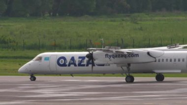 ALMATY, KAZAKHSTAN - 13 Mayıs 2024: Almaty havaalanındaki uçak pistinde. Turbopervane hava aracı, yan görüş. Seyahat kavramı