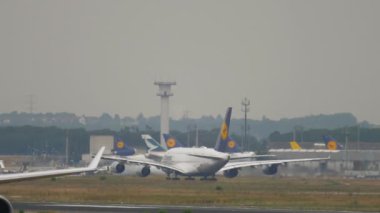FRANKFURT AM MAIN, GERMANY - 20 Temmuz 2017: Lufthansa ivmeli Airbus A380 ve Frankfurt Havalimanı 'ndan kalkış, uzun mesafe, dikiz görüş
