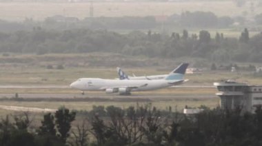 ALMATY, KAZAKHSTAN - 26 Haziran 2024: Boeing 737, UP-B3735 SCAT iniş pisti ve Almaty havaalanı, yan görüş, uzak çekim. Seyahat konsepti. Trafik vardı.