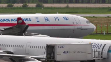 ALMATY, KAZAKHSTAN - 13 Mayıs 2024: Airbus A330, B-308L Sichuan Havayolları Almaty havaalanında taksicilik. Önlükteki uçak. Astana Hava Yolları 'nın uçuş öncesi servisi. Seyahat kavramı