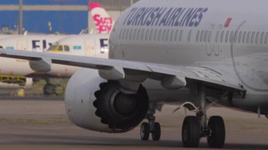 ALMATY, KAZAKHSTAN - 27 Haziran 2024: Yolcu uçağı Boeing 737 MAX 9, TC-LYE Türk Hava Yolları taksicilik. Almaty havaalanında görüldü.