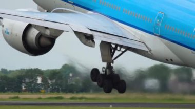 AMSTERDAM, NETHERLANDS - 24 Temmuz 2017: Boeing 777, KLM PH-BQC Schiphol Havalimanı 'ndan havalanır. Geniş gövdeli yolcular uçuyor, tırmanıyor.