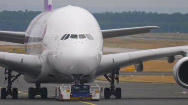 FRANKFURT AM MAIN, ALMANY - 20 HAZİRAN 2017: Taksiyoldaki dev yolcu uçağı Airbus A380 Tayland Havayolları, ön görüş. Çekici uçak.
