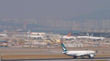 HONG KONG - 10 Kasım 2019: ticari jet Airbus A350 Cathay Pacific Hong Kong Havaalanı 'ndan havalanacak. Uçak kalkıyor. Trafik vardı. Havaalanı