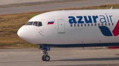 PHUKET, THAILAND - 13 Şubat 2023: Boeing 767, RA-73078 Azur Air taksicilik Phuket havaalanında. Taksiyoldaki ticari uçuş. Seyahat kavramı