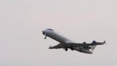 ALMATY, KAZAKHSTAN - 25 Haziran 2024: Mitsubishi Challenger 850, UP-C8505 Comlux Kazakistan kalkışı, yan görüş. Uçuş kalkışı