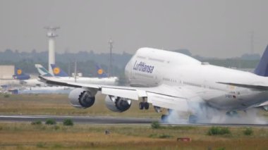 FRANKFURT AM MAIN, ALMANY - 20 Temmuz 2017: Boeing 747, Lufthansa 'nın D-ABYP' si Frankfurt havaalanındaki piste iniyor. Jumbo jet geliyor, dikiz aynasından. Uçak fren yapıyor, spoiler veriyor.