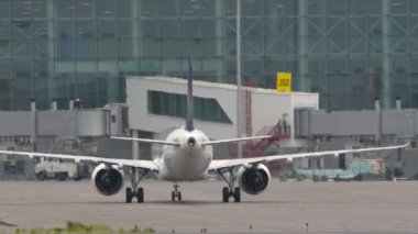 Uçak taksisi, arka görüntü. Yolcu uçağı geldi. Taksideki jet uçağının görüntüsü. Beneklenme