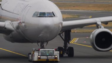 FRANKFURT AM MAIN, ALMANY - 20 Temmuz 2017: Airbus A330, B-6538 Çin Doğu Havayolları çekici. Traktör bir uçağı çekiyor.