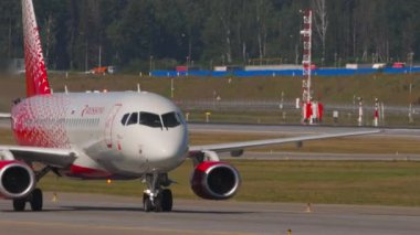MOSCOW, Rusya Federasyonu - 31 Temmuz 2021: Sukhoi Superjet 100, RA-89114 Rossiya Taxiway. Uçak taksisi. Avia trafiği. Seyahat kavramı