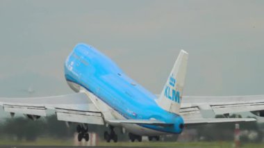 AMSTERDAM, NETHERLANDS - 24 Temmuz 2017: KLM 'nin Boeing 747 uçağı Amsterdam, Schiphol Havaalanı' ndan havalandı. Jumbo jet kalkışı