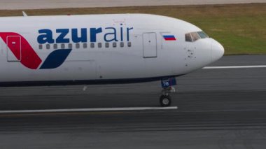 PHUKET, THAILAND - 11 Şubat 2023: Boeing 767, Phuket Havaalanı 'ndan kalkan Azur-73078. Seyahat kavramı