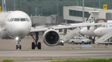 ALMATY, KAZAKHSTAN - 11 Mayıs 2024: Orta atış, Airbus A321, Air Astana havaalanında taksicilik yapan EI-KDF. Seyahat kavramı