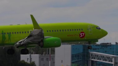 NOVOSIBIRSK, RUSSIAN FEDERATION - 15 Temmuz 2022: Boeing 737, RA-73671 S7 Airlines Tolmachevo Uluslararası Havalimanı 'na indi. Yolcu uçağı geldi.