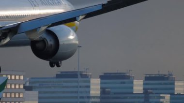 AMSTERDAM, NETHERLANDS - 25 Temmuz 2017: Boeing 777 Jet Airways 'in Amsterdam' daki Schiphol Uluslararası Havaalanına inişi süper yavaş çekim görüntüleri. Jet Havayolları Hint havayollarıdır.