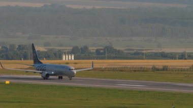 KAZAN, RUSSIA - 05 AĞUSTOS 2022: Boeing 737, RA-73103, Kazan havaalanı pisti. Uçak kalkışa hazır.