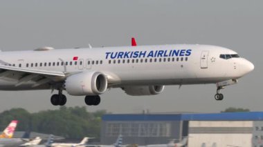 ALMATY, KAZAKHSTAN - 27 Haziran 2024: Türk Hava Yolları 'ndan Boeing 737 sefer sayılı uçak Almaty havaalanına indi. Uçak varmak üzere. Seyahat konsepti. Trafik vardı.