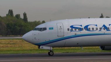 ALMATY, KAZAKHSTAN - 27 Haziran 2024: Boeing 737, UP-B3735 Almaty havaalanında taksicilik, yan görüş. Seyahat konsepti. Trafik vardı.