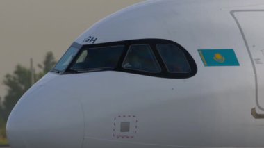 ALMATY, KAZAKHSTAN - 27 Haziran 2024: Airbus A321neo, Almaty havaalanından EI-KGH. Uçağın kokpitinin görüntüsü, yakın çekim.