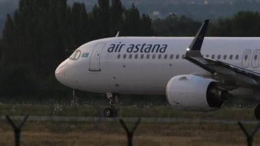 ALMATY, KAZAKHSTAN - 24 Haziran 2024: Airbus 321neo, Air Astana 'dan EI-KGF Almaty havaalanı pistinde, yan görüş. Uçuş kalkışı